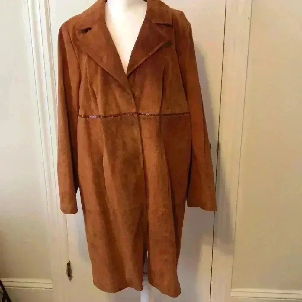 Bradley Bayou suede leather long coat w/ snap closure and open pockets.  Size 1X